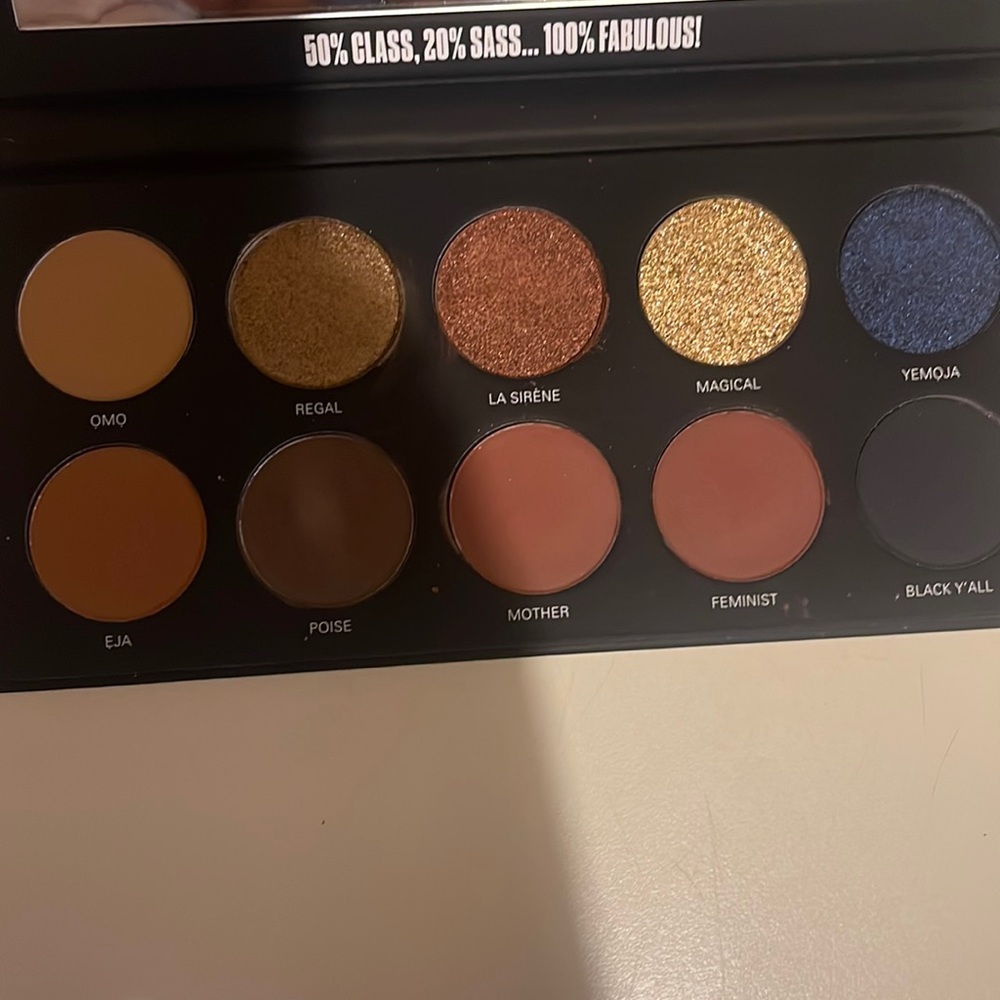 Uoma Beauty black magic palette in Poise